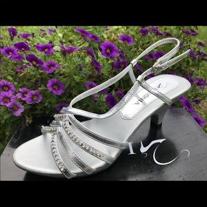 Brand new Silver Lasonia kitten heels